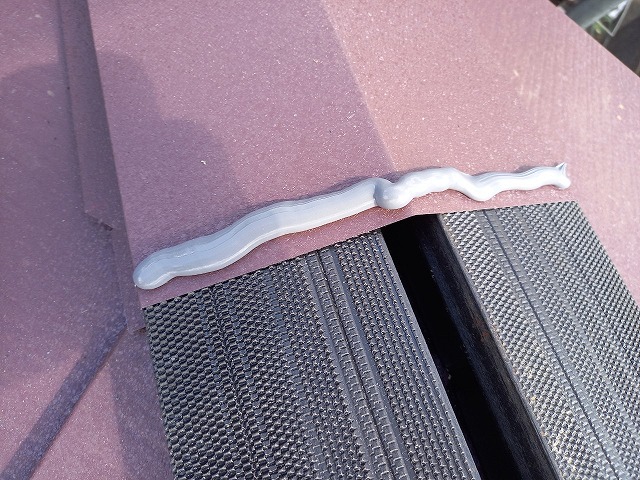 板金の繋ぎ目にコーキング